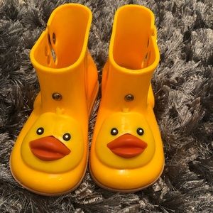 Yellow Duck rain boots in Toddler size 7!